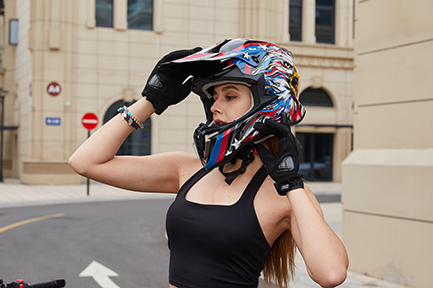 Cosa significa battere il casco in moto?